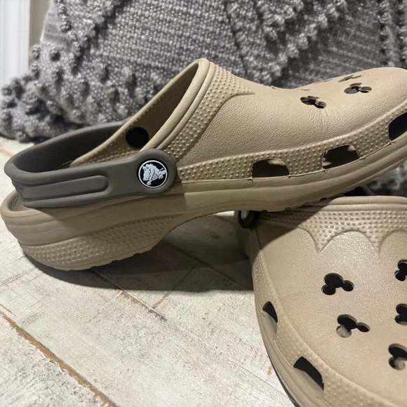 ❤️Disney Parks Mickey & Minnie Classic Clogs M (6-7), F (8-9) - Picture 2 of 7